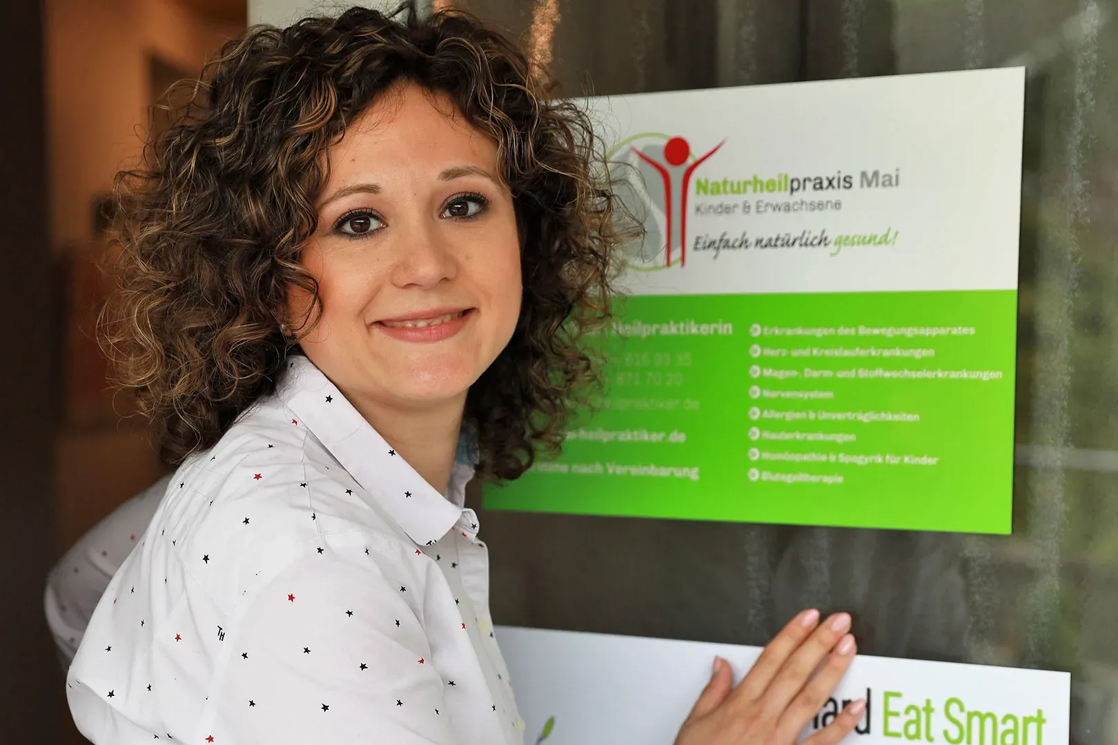Carina Mai empfängt an der offenen Praxistür